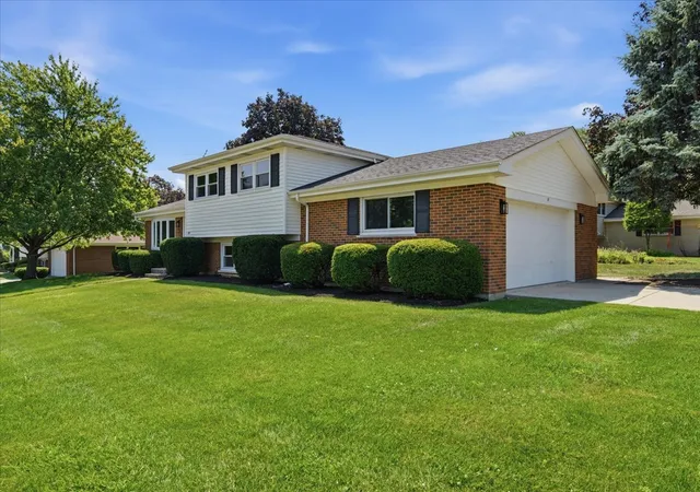 Photo 3 of Single family home for sale at 37 E Weathersfield Way, Schaumburg, IL 60193 | MLS# 12757524 | Listing updated on 2026-09-20