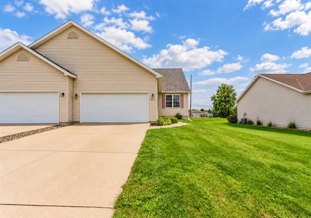 Photo 2 of Townhouse for sale at 603 Wildberry Dr, Normal, IL 61761 | MLS# 12757534 | Listing updated on 2026-10-03
