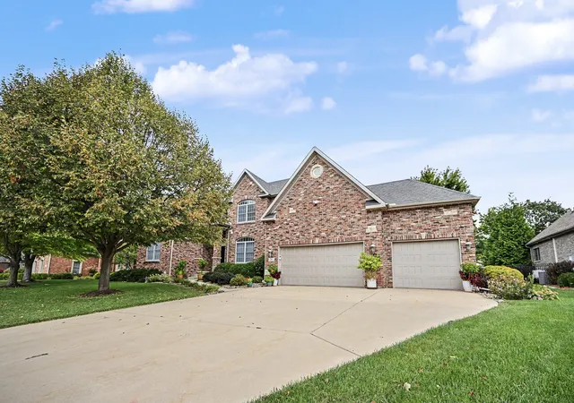 Photo 2 of Single family home for sale at 18 Stonebrook Ct, Bloomington, IL 61704 | MLS# 12757540 | Listing updated on 2026-09-12