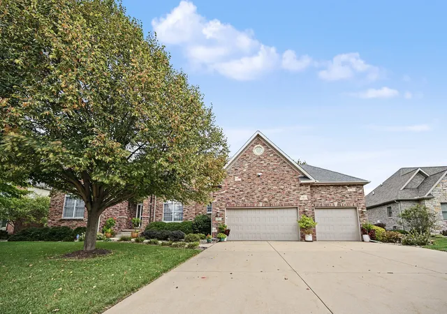 Photo 2 of Single family home for sale at 18 Stonebrook Ct, Bloomington, IL 61704 | MLS# 12757540 | Listing updated on 2026-09-12