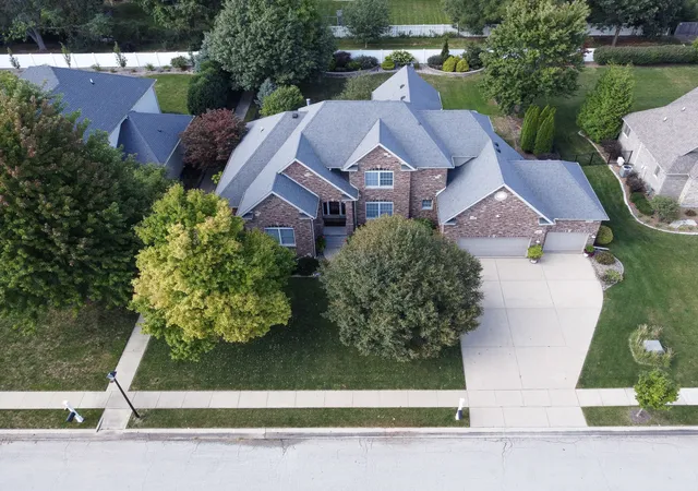 Photo 3 of Single family home for sale at 18 Stonebrook Ct, Bloomington, IL 61704 | MLS# 12757540 | Listing updated on 2026-09-12