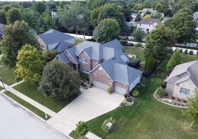 Photo 4 of Single family home for sale at 18 Stonebrook Ct, Bloomington, IL 61704 | MLS# 12757540 | Listing updated on 2026-09-12