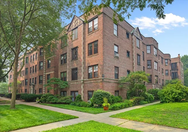 Photo 1 of Sale Pending at 814 Michigan Ave #2E, Evanston, IL 60202 | MLS# 12757581 | Listing updated on 2026-10-07