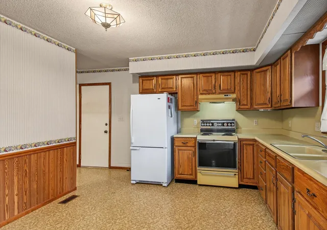 Photo 3 of Single family home for sale at 2319 S 8th Street, Quincy, IL 62305 | MLS# 12757604 | Listing updated on 2026-09-21