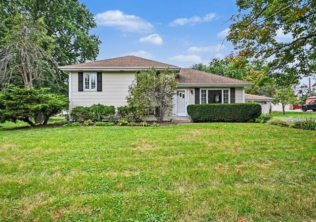 Single family home for sale at 708 Glendale Dr, Prospect Heights, IL 60070 | MLS# 12757620