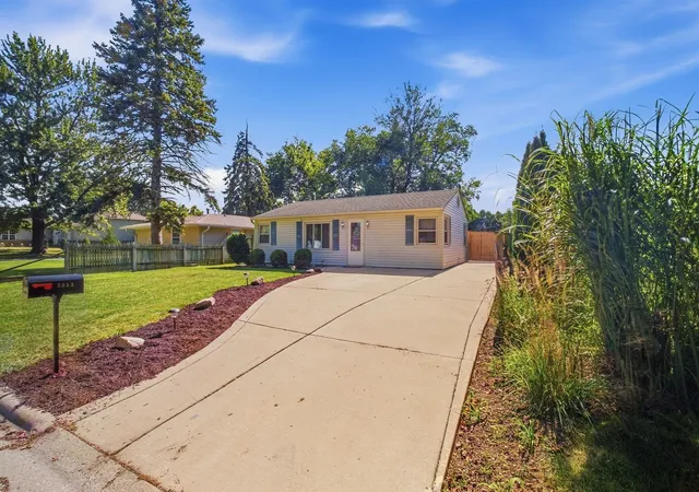 Photo 2 of Single family home for sale at 2353 Greengold St, Crest Hill, IL 60403 | MLS# 12757628 | Listing updated on 2026-09-18