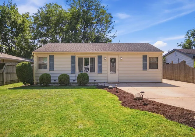 Photo 3 of Single family home for sale at 2353 Greengold St, Crest Hill, IL 60403 | MLS# 12757628 | Listing updated on 2026-09-18