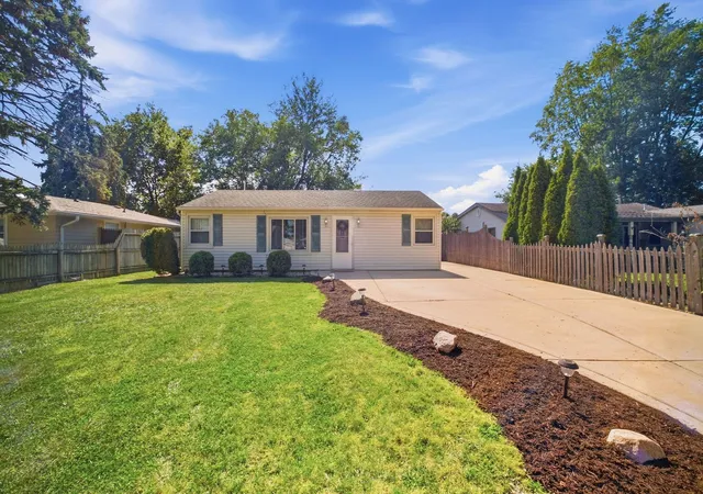 Photo 3 of Single family home for sale at 2353 Greengold St, Crest Hill, IL 60403 | MLS# 12757628 | Listing updated on 2026-09-18