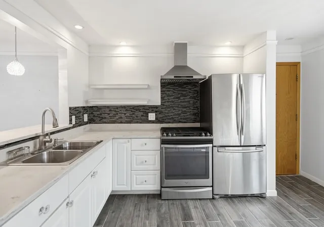 Listing Photo 4 - Condo for sale in building located at 5547 W Higgins Ave, Chicago, IL 60630 - Unit #2A