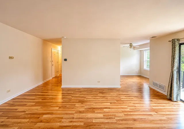 Listing Photo 4 - Condo for sale in building located at 2208 Country Clb Dr, Woodridge, IL 60517 - Unit #26