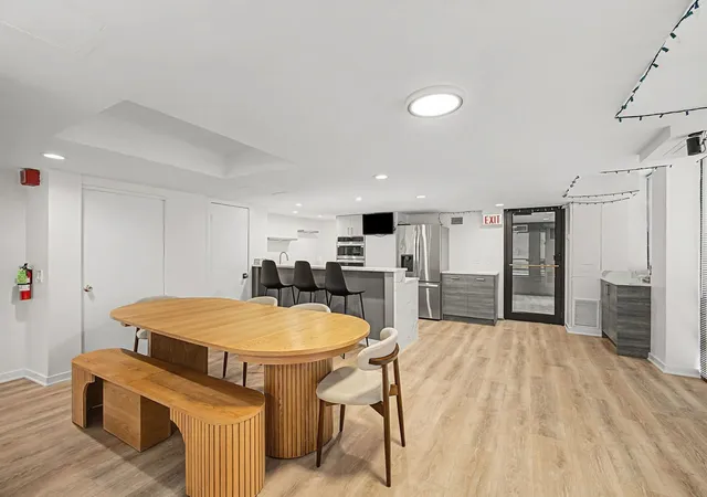 Listing Photo 2 - Condo for sale in building located at 1660 N La Salle Dr, Chicago, IL 60614 - Unit #2302