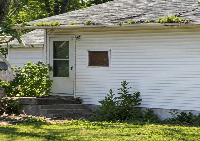 Photo 3 of Single family home for sale at 900 W South 1st St, Shelbyville, IL 62565 | MLS# 12757717 | Listing updated on 2026-10-20