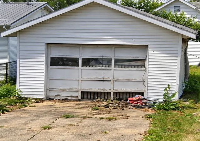 Photo 3 of Single family home for sale at 900 W South 1st St, Shelbyville, IL 62565 | MLS# 12757717 | Listing updated on 2026-10-20