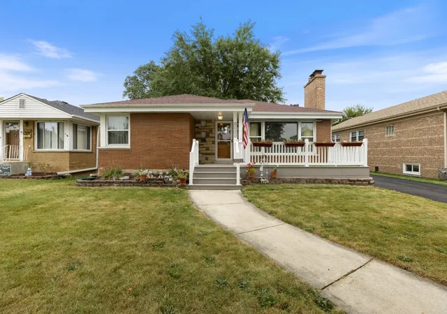 Photo 2 of Sale Pending at 9643 S Richmond Ave, Evergreen Park, IL 60805 | MLS# 12757724 | Listing updated on 2026-10-06