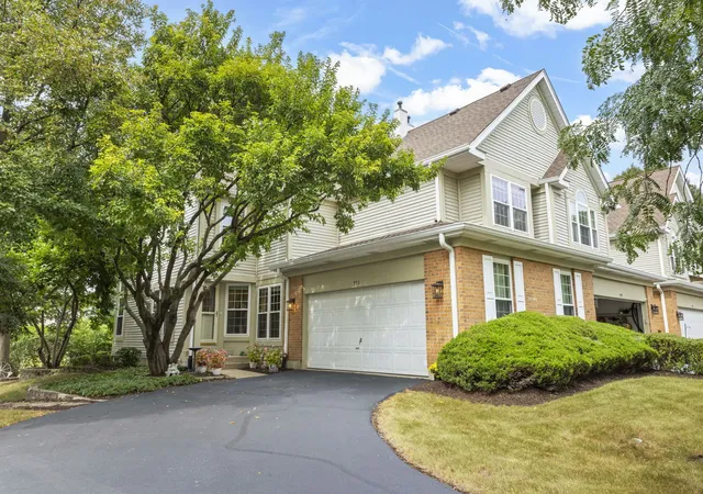Townhouse for sale at 320 Cimarron Rd E, Lombard, IL 60148 | MLS# 12757740
