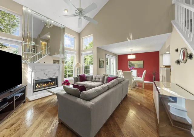 Photo 2 of Townhouse for sale at 320 Cimarron Rd E, Lombard, IL 60148 | MLS# 12757740 | Listing updated on 2026-09-23