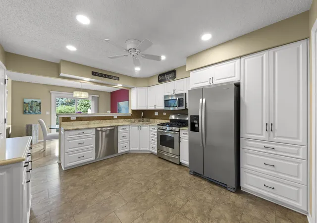 Photo 4 of Townhouse for sale at 320 Cimarron Rd E, Lombard, IL 60148 | MLS# 12757740 | Listing updated on 2026-09-23