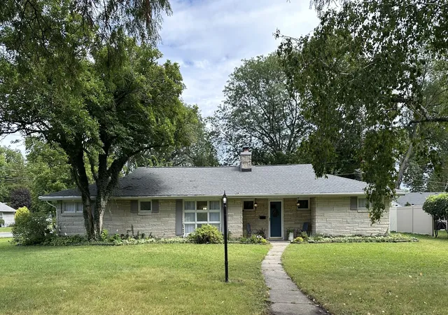 Photo 1 of Single family home for sale at 304 Central Ave, Aurora, IL 60506 | MLS# 12757743 | Listing updated on 2026-09-14