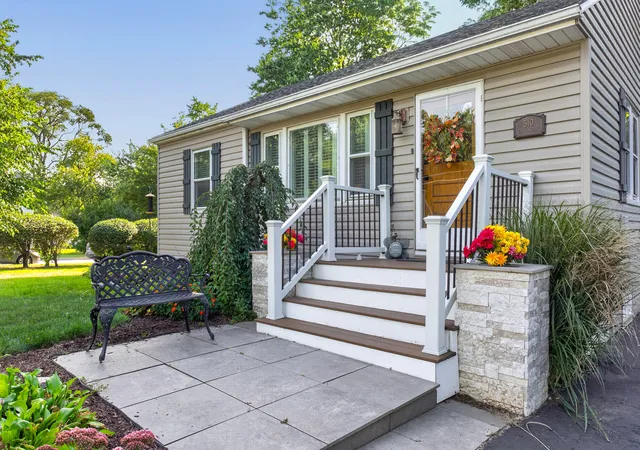 Single family home for sale at 510 Grove St, Wood Dale, IL 60191 | MLS# 12757751