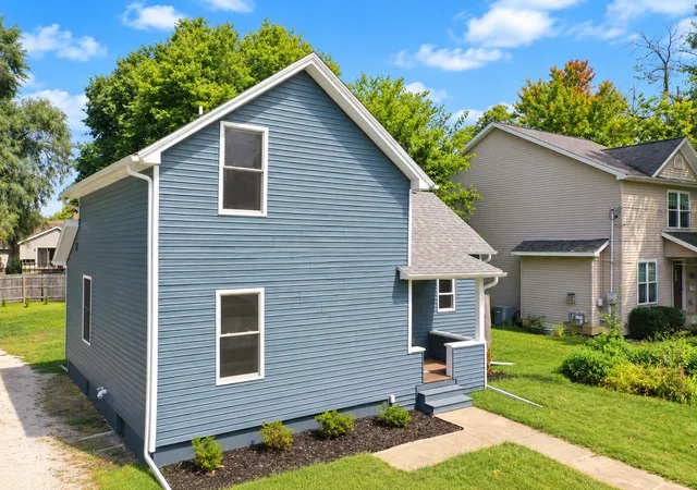 Photo 3 of Single family home for sale at 406 E Willow St, Normal, IL 61761 | MLS# 12757782 | Listing updated on 2026-10-02