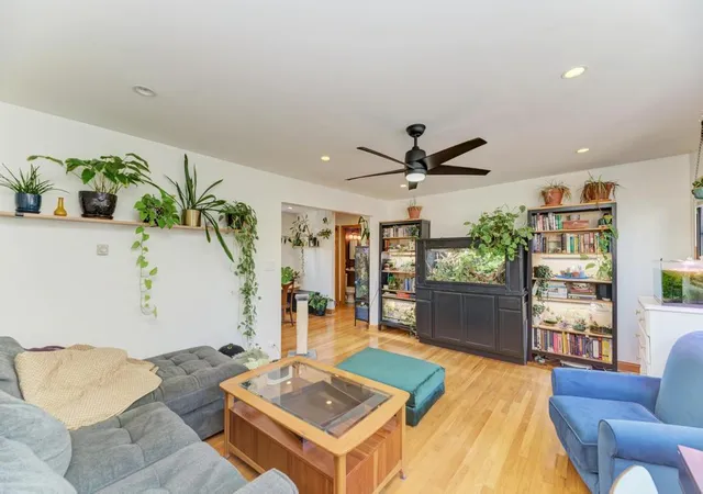 Photo 3 of Condo for sale at 7453 N Sheridan Rd #3B, Chicago, IL 60626 | MLS# 12757807 | Listing updated on 2026-09-18