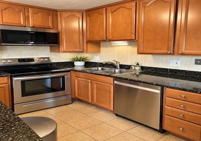 Listing Photo 4 - Condo for sale in building located at 2209 Arbor Cir, Downers Grove, IL 60515 - Unit #25