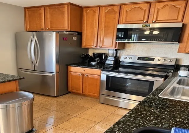 Listing Photo 5 - Condo for sale in building located at 2209 Arbor Cir, Downers Grove, IL 60515 - Unit #25