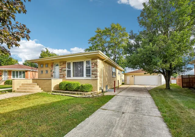 Photo 2 of Single family home for sale at 733 Caryn Cir, South Holland, IL 60473 | MLS# 12757862 | Listing updated on 2026-09-19