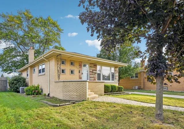 Photo 3 of Single family home for sale at 733 Caryn Cir, South Holland, IL 60473 | MLS# 12757862 | Listing updated on 2026-09-19