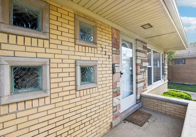 Photo 3 of Single family home for sale at 733 Caryn Cir, South Holland, IL 60473 | MLS# 12757862 | Listing updated on 2026-09-19