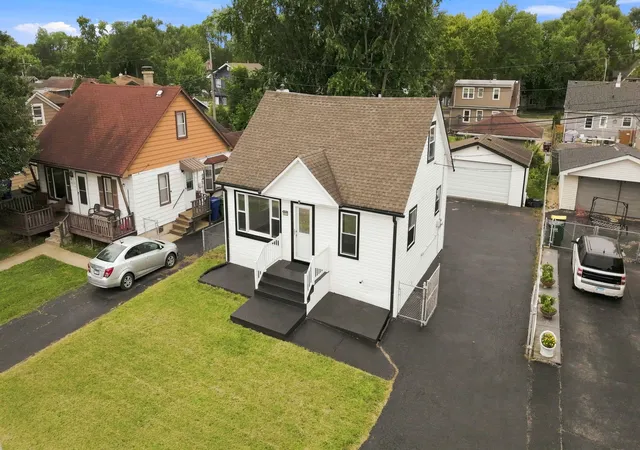 Photo 4 of Single family home for sale at 9524 Nashville Ave, Oak Lawn, IL 60453 | MLS# 12757872 | Listing updated on 2026-09-14