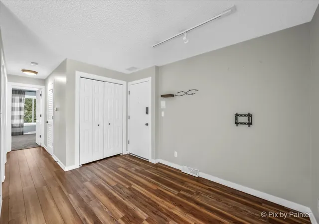 Listing Photo 3 - Condo for sale in building located at 1511 Longwood Dr, Sycamore, IL 60178 - Unit #1511