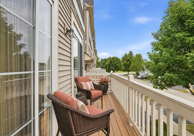 Photo 4 of Townhouse for sale at 674 Shoreline Dr, Grayslake, IL 60030 | MLS# 12757895 | Listing updated on 2026-09-13