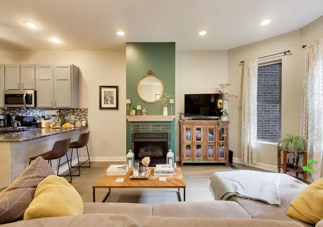 Photo 4 of Condo for sale at 4921 N Kenmore Ave #1, Chicago, IL 60640 | MLS# 12757940 | Listing updated on 2026-09-16