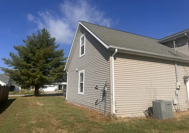 Photo 4 of Single family home for sale at 310 E Beacon Ct, Mt Vernon, IL 62864 | MLS# 12757950 | Listing updated on 2026-09-14