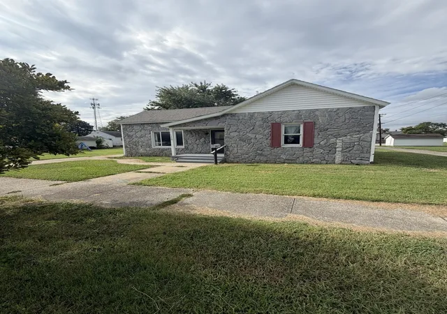 Photo 1 of Single family home for sale at 110 W Webb St, Carmi, IL 62821 | MLS# 12757983 | Listing updated on 2026-09-29