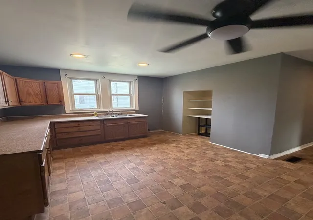 Photo 2 of Single family home for sale at 110 W Webb St, Carmi, IL 62821 | MLS# 12757983 | Listing updated on 2026-09-29