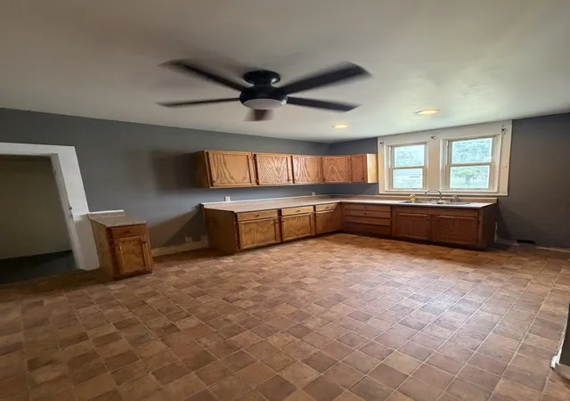 Photo 3 of Single family home for sale at 110 W Webb St, Carmi, IL 62821 | MLS# 12757983 | Listing updated on 2026-09-29