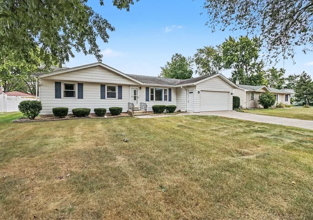 Photo 2 of Single family home for sale at 314 N Wabena Ave, Minooka, IL 60447 | MLS# 12757985 | Listing updated on 2026-09-20