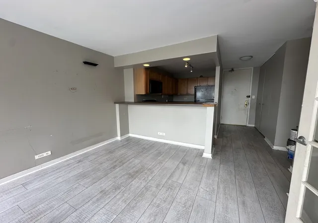 Photo 3 of Sale Pending at 655 W Irving Park Rd #1007, Chicago, IL 60613 | MLS# 12758017 | Listing updated on 2026-09-29