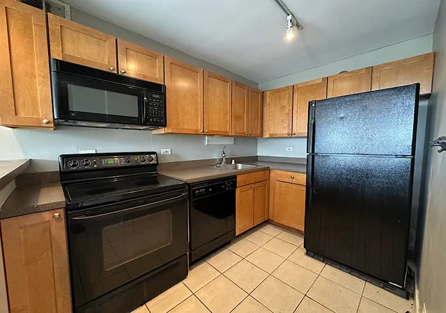 Photo 4 of Sale Pending at 655 W Irving Park Rd #1007, Chicago, IL 60613 | MLS# 12758017 | Listing updated on 2026-09-29