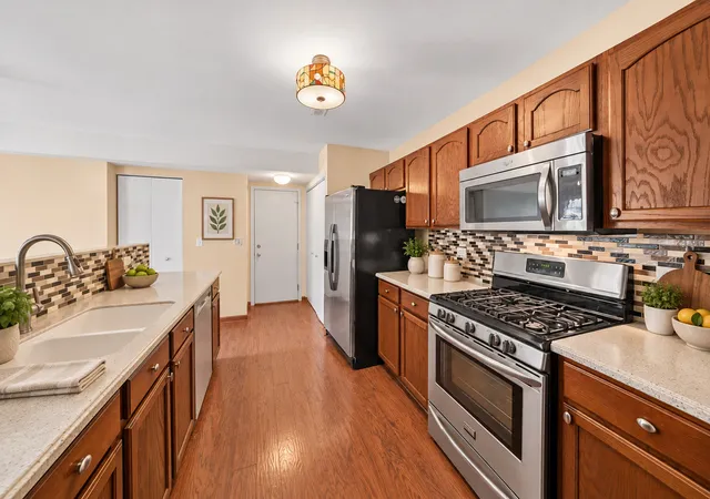 Photo 4 of Single family home for sale at 1572 Victoria Park Cir, Aurora, IL 60504 | MLS# 12758019 | Listing updated on 2026-09-19