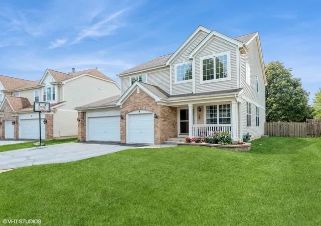 Photo 2 of Single family home for sale at 4 Litchfield Ct, Lake In The Hills, IL 60156 | MLS# 12758058 | Listing updated on 2026-10-04