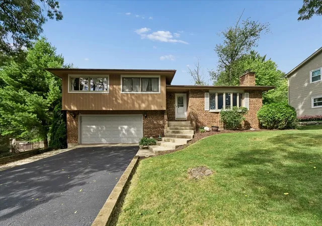Single family home for sale at 16 Woody Way, Oakwood Hills, IL 60013 | MLS# 12758079