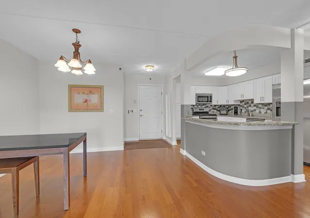 Listing Photo 5 - Condo for sale in building located at 720 Creekside Dr, Mount Prospect, IL 60056 - Unit #303