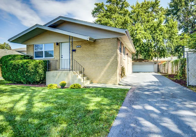 Photo 3 of Single family home for sale at 14425 Tripp Ave, Midlothian, IL 60445 | MLS# 12758101 | Listing updated on 2026-10-05