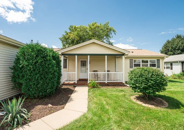 Photo 2 of Single family home for sale at 332 Palomino Ct, Grayslake, IL 60030 | MLS# 12758110 | Listing updated on 2026-10-02