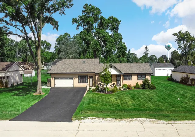Photo 2 of Single family home for sale at 8210 Hillcrest Dr, Orland Park, IL 60462 | MLS# 12758169 | Listing updated on 2026-09-19