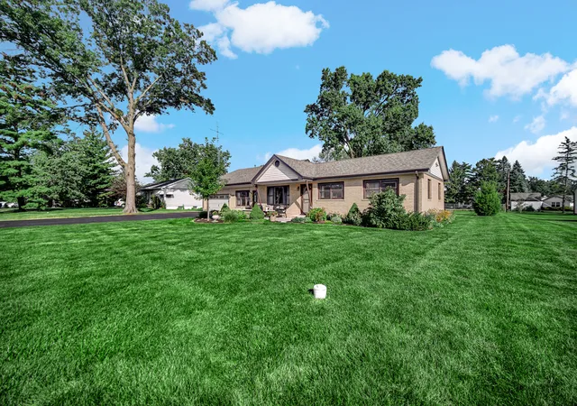 Photo 3 of Single family home for sale at 8210 Hillcrest Dr, Orland Park, IL 60462 | MLS# 12758169 | Listing updated on 2026-09-19
