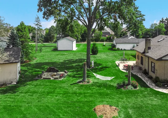 Photo 4 of Single family home for sale at 8210 Hillcrest Dr, Orland Park, IL 60462 | MLS# 12758169 | Listing updated on 2026-09-19